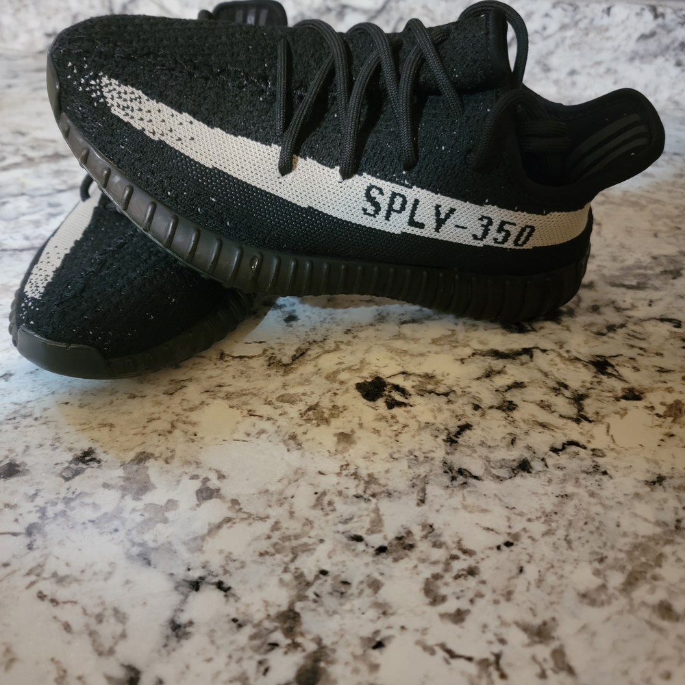 Yeezy Boost 350 V2 in Black and White $70 or BEST offer - Picture 8 of 9